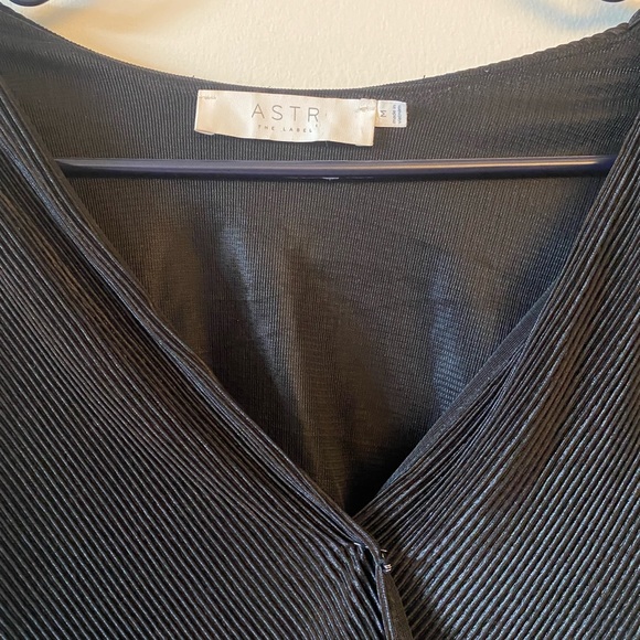 ASTR The Label Pleated V Neck Long Sleeve Blouse - Picture 5 of 6